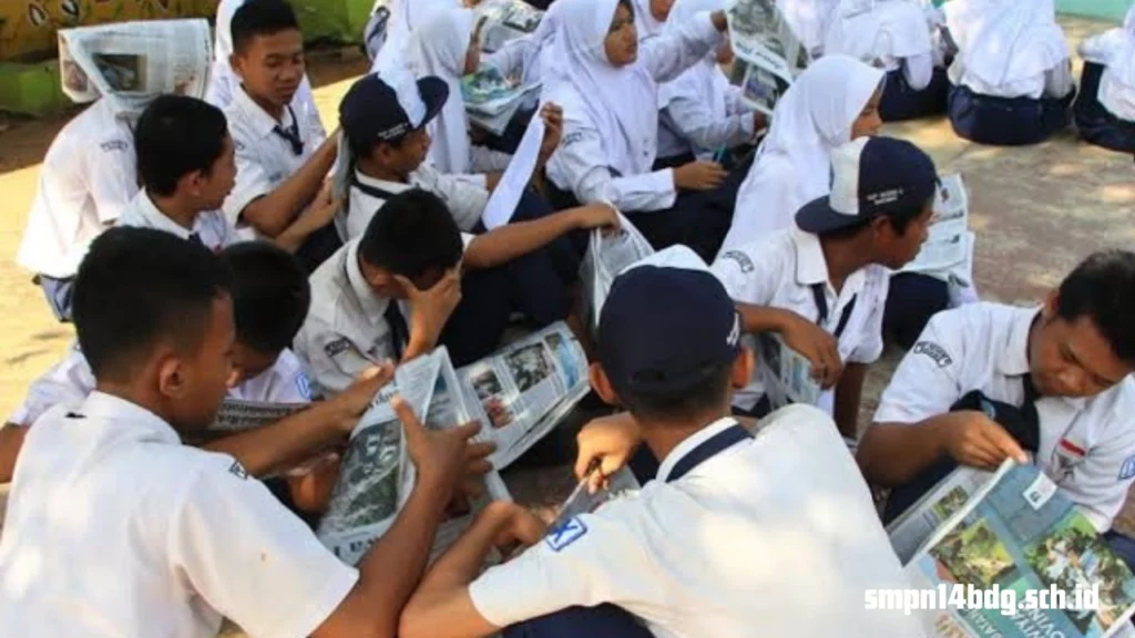 Kegiatan Literasi Kreatif Anak SMP di Perpustakaan